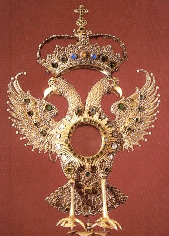 The body of this bird is a torus and likely a portal because it is
                                      between wings. It has a void core at its center.