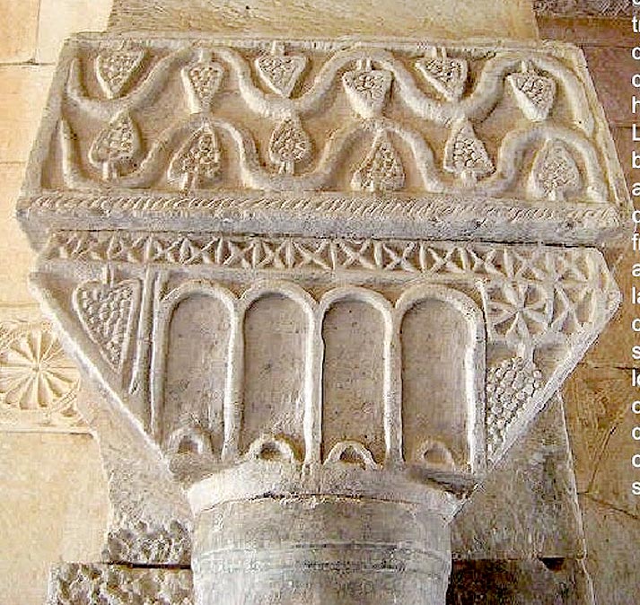 The top capital of a column always has an upper barrier